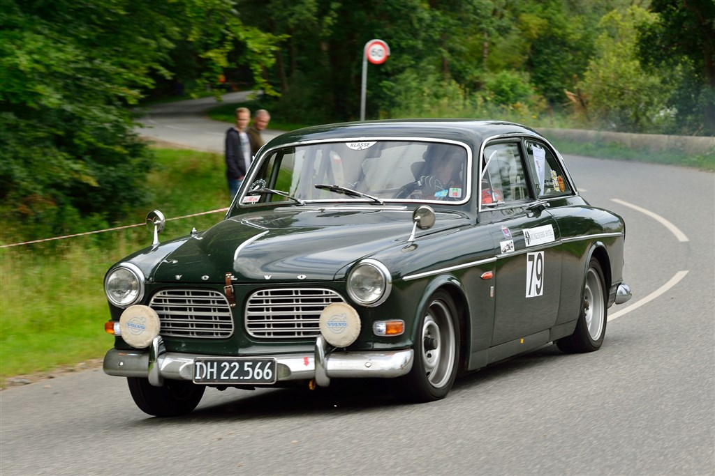 Volvo Amazon var en af de mest solgte biler i Danmark i 1967. Martin Christensen fra Kolding stiller op i Munkebjerg Hillclimb i den hurtigste udgave, en Volvo 123 GT fra 1967. Her er han lynskudt i sidste års løb
(Foto: Michael Eisenberg)